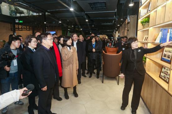 魏真(魏綺儷)博士喜獲2019年中國建筑裝飾協(xié)會設(shè)博會十大風云人物